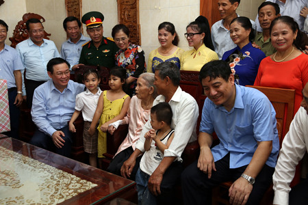 Phó Thủ tướng tới thăm gia đình Mẹ Việt Nam anh hùng Nguyễn Thị Huệ. Ảnh: VGP/Thành Chung Phó Thủ tướng tới thăm gia đình Mẹ Việt Nam anh hùng Nguyễn Thị Huệ. Ảnh: VGP/Thành Chung