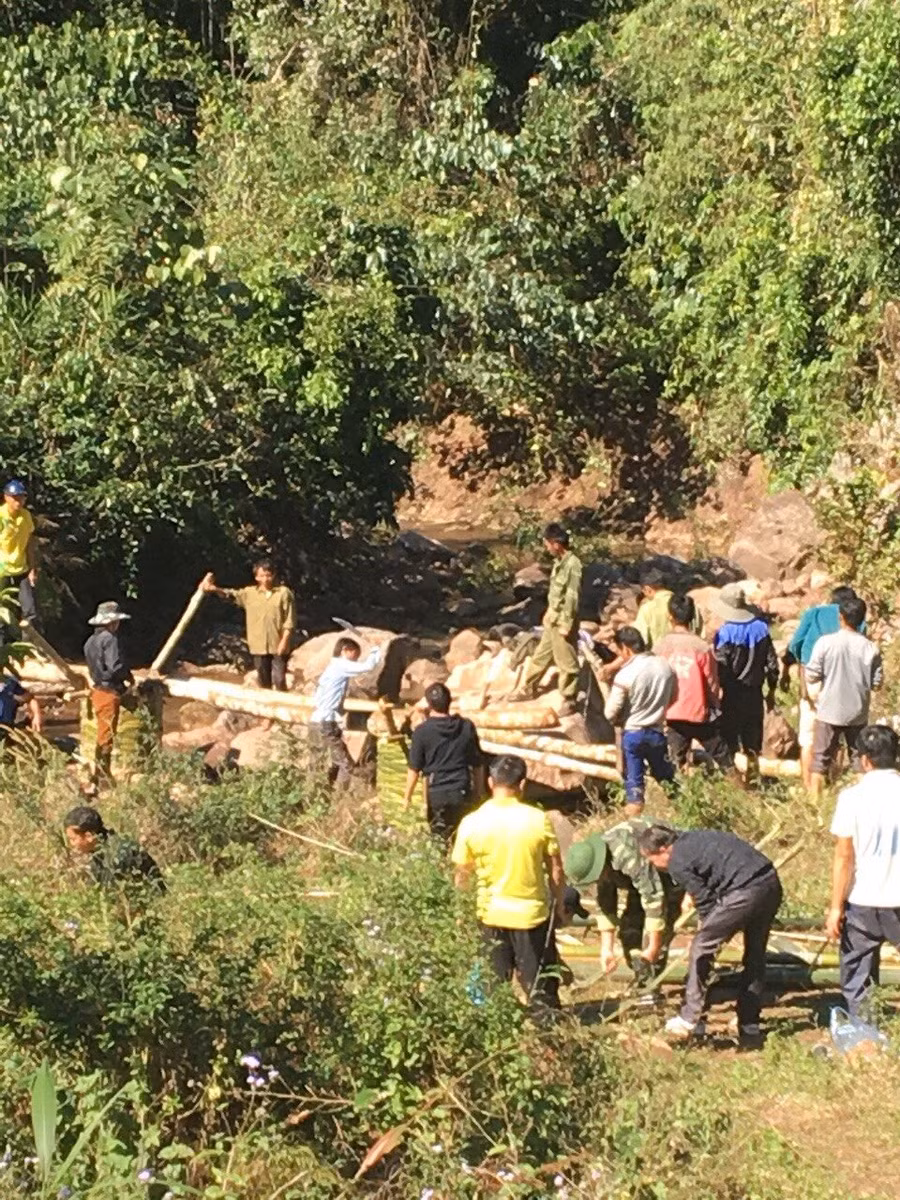 Gần 150 giáo viên cùng phụ huynh học sinh làm cầu bắc qua suối để trẻ mầm non đến trường học. Ảnh: T.G