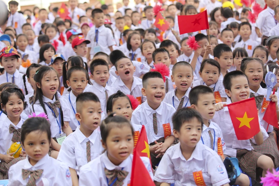 HS trường Tiểu học Chu Văn An (quận Hoàng Mai) - ngôi trường có số HS lớp 1 đông nhất Hà Nội. Ảnh: Vân Anh