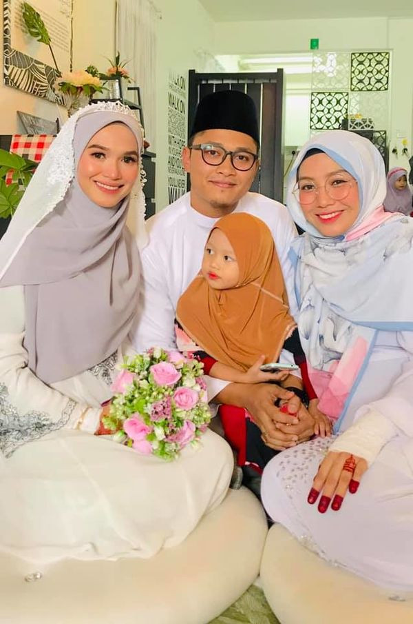 Khuzatul Atiqah (trái) chụp ảnh cùng chồng và vợ hai của chồng đồng thời là bạn mình.