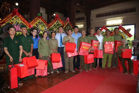 Phó Thủ tướng tặng quà các cựu TNXP tại Truông Bồn. Ảnh: VGP/Thành Chung Phó Thủ tướng tặng quà các cựu TNXP tại Truông Bồn. Ảnh: VGP/Thành Chung