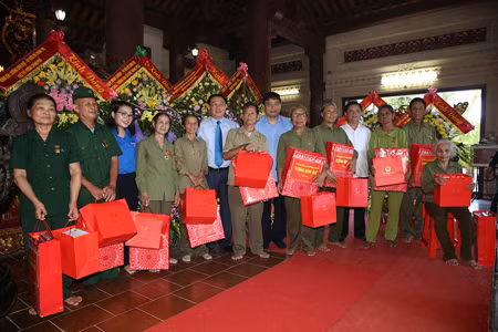 Phó Thủ tướng tặng quà các cựu TNXP tại Truông Bồn. Ảnh: VGP/Thành Chung