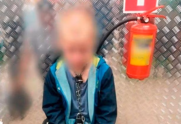 Cậu bé trốn thoát ra khỏi ngôi nhà trong tình trạng đói khát.