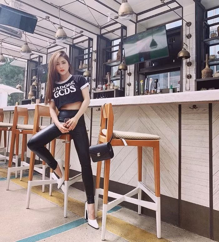 Học cách phối trang phục cổ điển và hiện đại của dàn mỹ nhân Việt ảnh 7