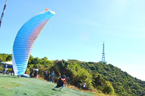 Các phi công cất cánh từ đỉnh Bàn Cờ, bán đảo Sơn Trà