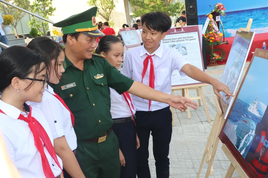 HS Đà Nẵng tham quan triển lãm Tư liệu báo chí về Hoàng Sa tại Nhà trưng bày Hoàng Sa (Đà Nẵng). Ảnh: T.G