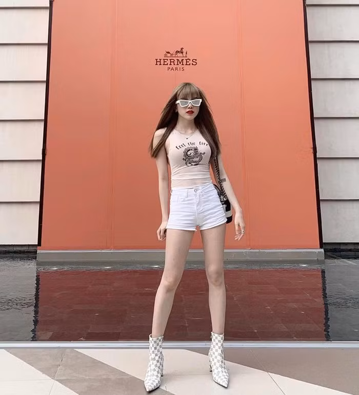 Học cách phối trang phục cổ điển và hiện đại của dàn mỹ nhân Việt ảnh 9