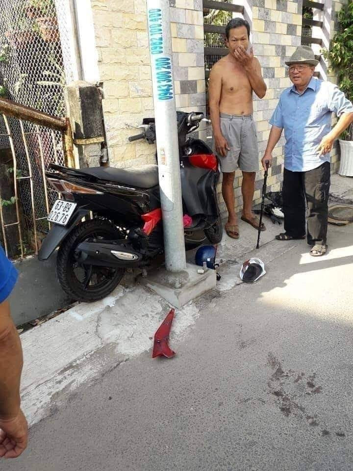 Xe có trước hay cột điện có trước? Xe có trước hay cột điện có trước?