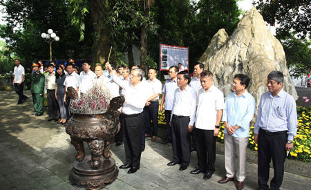 Đồng chí Trần Quốc Vượng và đoàn công tác dâng hương tưởng nhớ các liệt sĩ tạiKhu di tích lịch sử quốc gia 27/7 thuộc thị trấn Hùng Sơn, huyện Đại Từ, tỉnh Thái Nguyên. Ảnh: Báo Thái Nguyên Đồng chí Trần Quốc Vượng và đoàn công tác dâng hương tưởng nhớ các liệt sĩ tạiKhu di tích lịch sử quốc gia 27/7 thuộc thị trấn Hùng Sơn, huyện Đại Từ, tỉnh Thái Nguyên. Ảnh: Báo Thái Nguyên