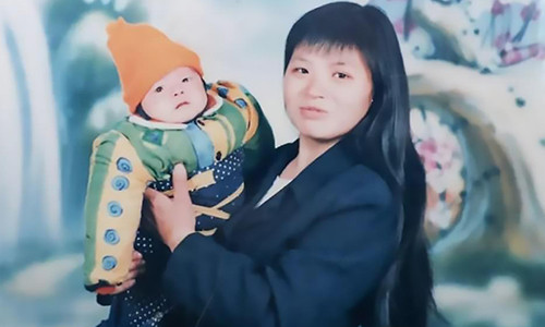 Bà Wang Hua vàcon trai trước khi cậu bé bị bắt cóc. Ảnh: Asia Wire