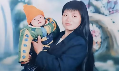 Chàng trai Trung Quốc trở về sau 20 năm bị bắt cóc nhờ công nghệ nhận diện ảnh 1 Bà Wang Hua vàcon trai trước khi cậu bé bị bắt cóc. Ảnh: Asia Wire