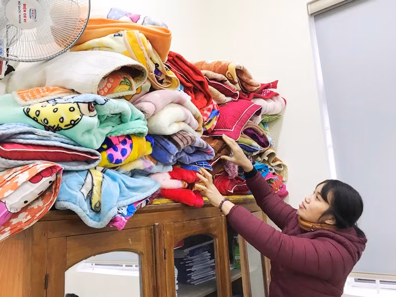 Chăn ấm được chuẩn bị đầy đủ cho học sinh ăn bán trú.