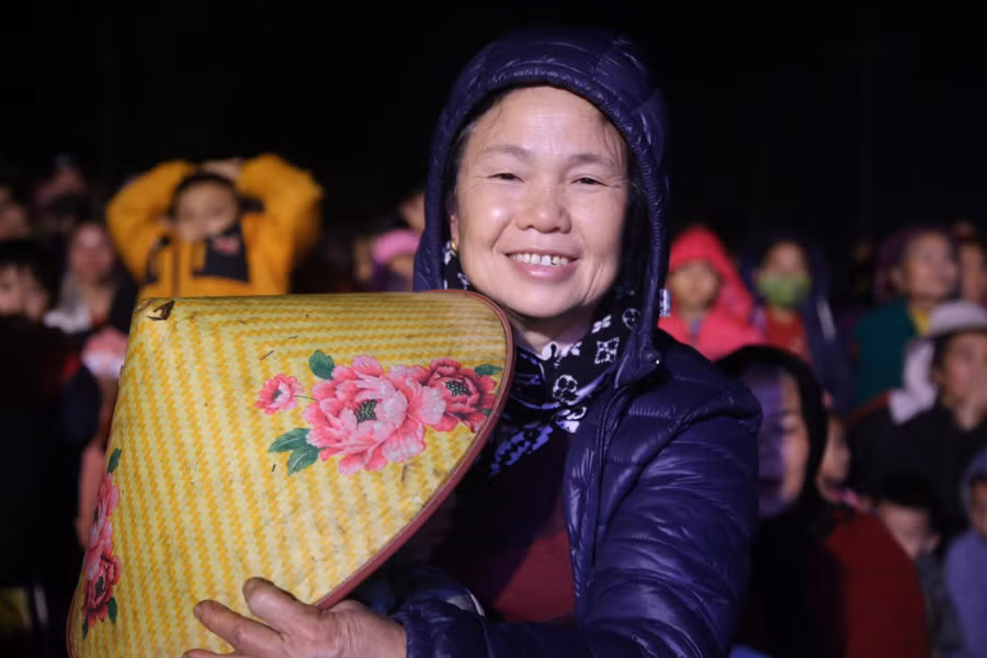 Bà Vi Thị Tấm (60 tuổi) xúc động bày tỏ, đây chỉ là mưa Xuân mà có mưa lớn tôi cũng đến dự chương trình, bà con vùng biên vui mừng lắm.