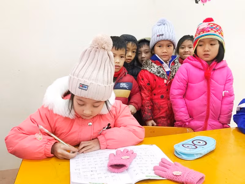 Học sinh vùng biển Lộc Hà luôn được bố mẹ mặc đủ ấm trước khi đến lớp.