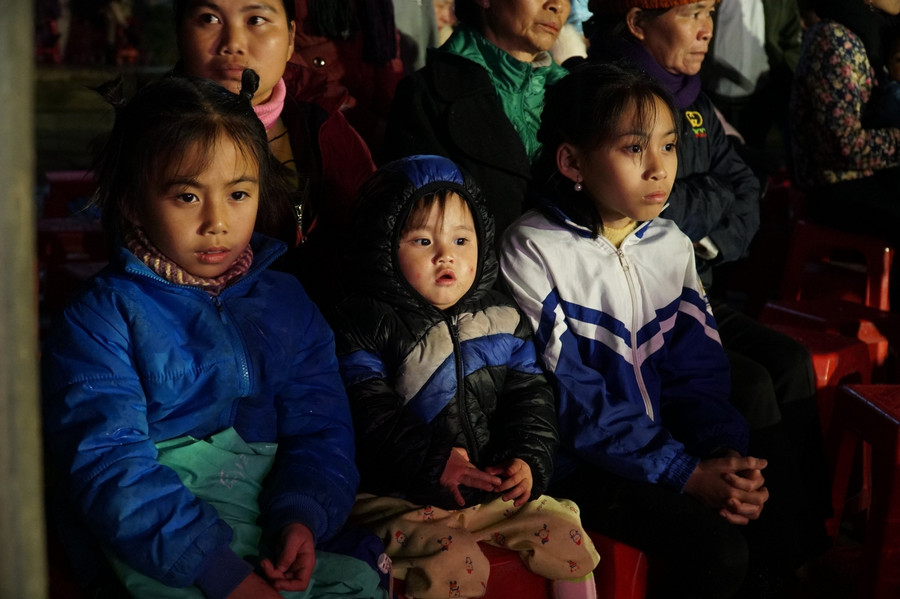 Trời mưa nhưng không ngăn được dòng người đến xem chương trình.