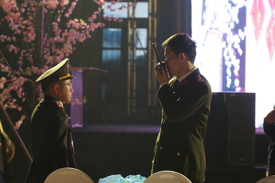 Lực lượng an ninh phân công nhiệm vụ đảm bảo chương trình được diễn ra đúng kế hoạch, an toàn dù thời tiết xấu.