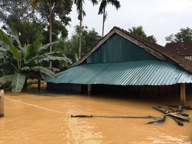 Cứ đến mùa mưa lũ, vùng miền núi Hương Khê những căn nhà nước ngập gần nóc gần như không còn xa lạ với người dân nơi đây.