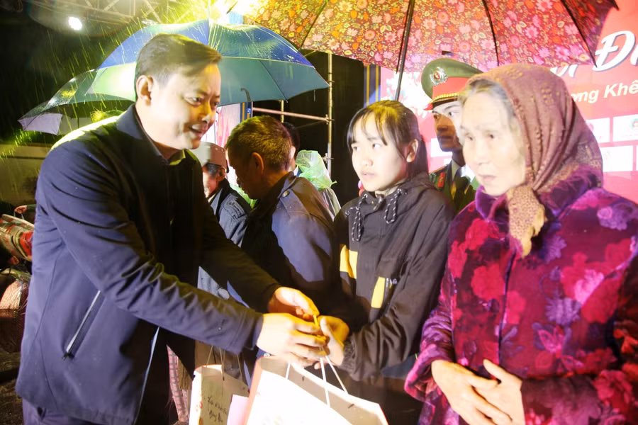 Ông Hà Văn Hùng, Trưởng Ban tuyên giáo Tỉnh ủy trao tặng quà Tết đến các hộ dân có hoàn cảnh khó khăn.