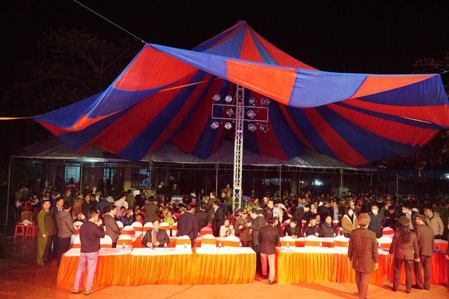 Ban tổ chức căng bạt và ô lớn để che mưa cho khách mời và người dân đến tham gia chương trình.
