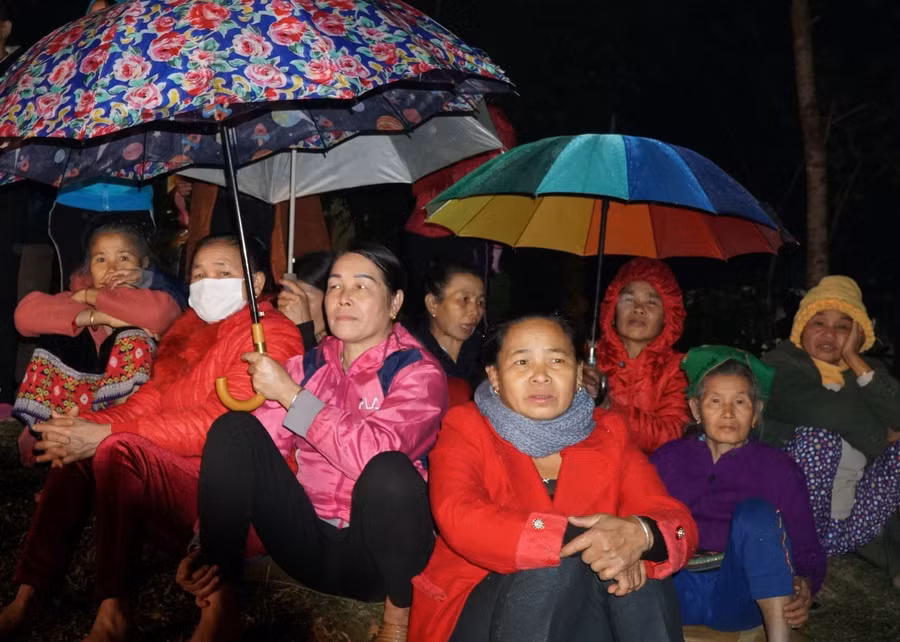 Bà con không quản mưa lạnh dự Chương trình nhiều ý nghía.