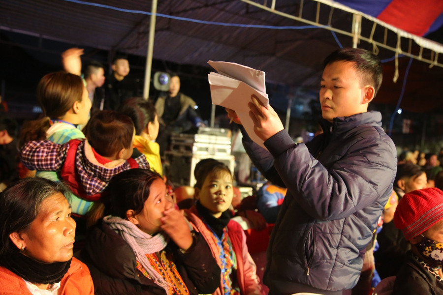 Rà soát lại danh sách người dân nhận quà.