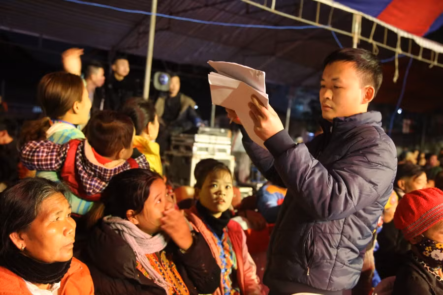 Rà soát lại danh sách người dân nhận quà.