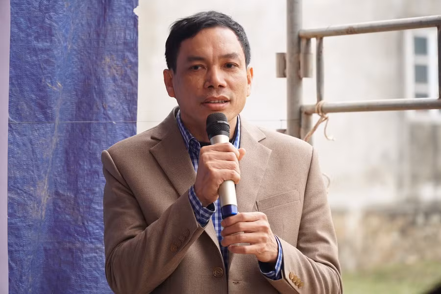 Ông Võ Tá Kỷ - Chủ tịch UBND xã Cẩm Duệ nói lời cảm ơn Đoàn.