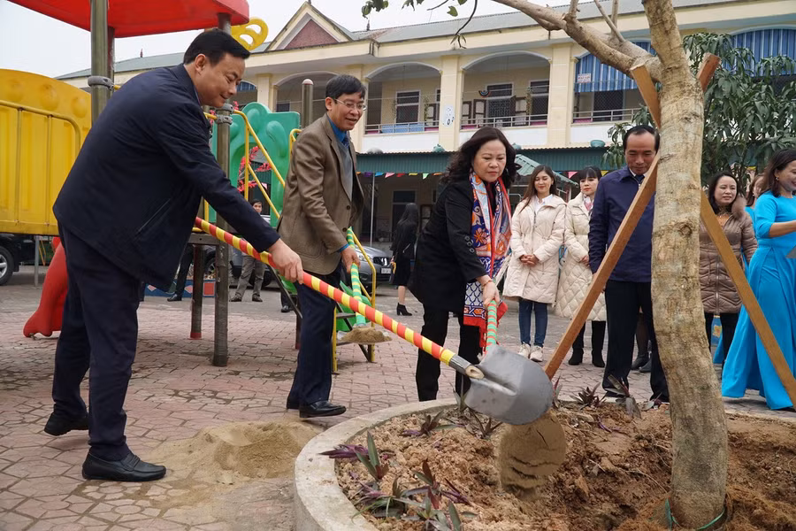 Thứ trưởng cùng Đoàn trồng cây lưu niệm tại trường.