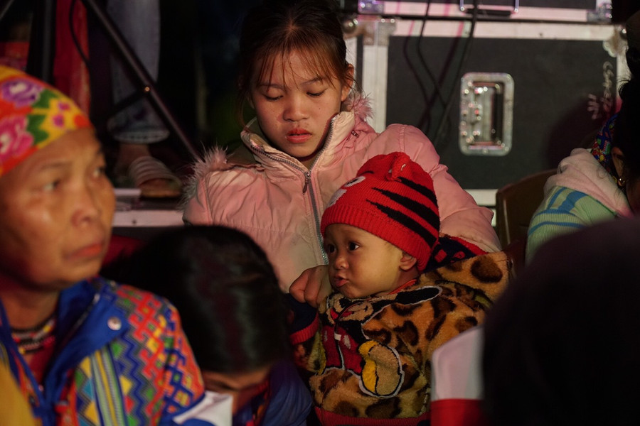 Các em bé theo bố mẹ tới dự Chương trình.