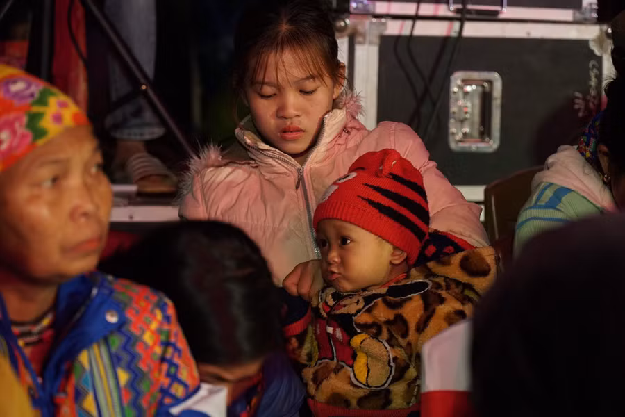 Các em bé theo bố mẹ tới dự Chương trình.