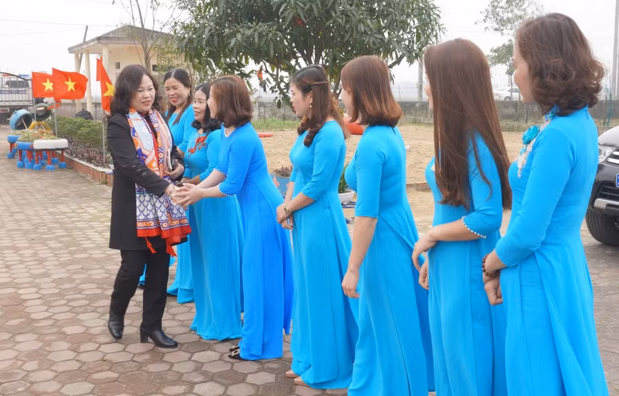 Thứ trưởng Ngô Thị Minh động viên các giáo viên tại trường.