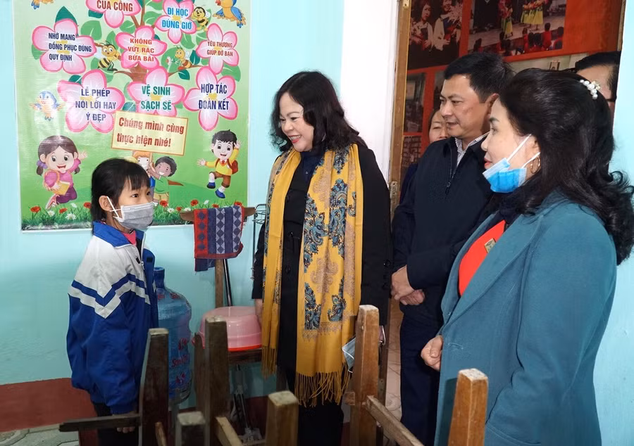 Thứ trưởng Bộ GD&amp;ĐT Ngô Thị Minh thăm hỏi, động viên giáo viên, học sinh tại Trường Tiểu học Phú Phong.