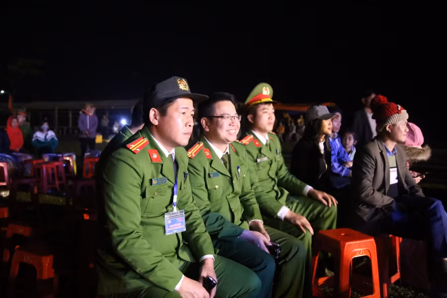 Đợt mưa Xuân trong tối nay đã không giảm đi công việc bảo vệ an ninh, trật tự tại chương trình.