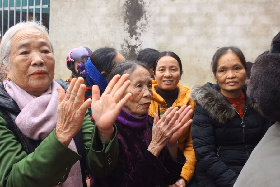 Đông đảo người dân có mặt chia vui cùng 3 bà cháu.