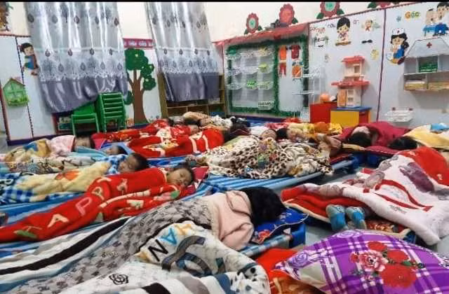 Các em Trường mầm non Thạch Mỹ (huyện Lộc Hà) ăn bán trú, nghỉ trưa tại trường.