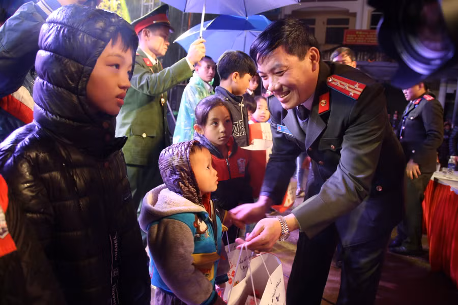 Đại tá Lê Khắc Thuyết, Giám đốc Công an tỉnh tặng quà cho các học sinh nghèo vượt khó xã miền núi Hương Khê.