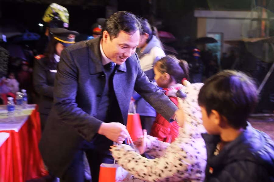 Bí thư Tỉnh ủy Hà Tĩnh Hoàng Trung Dũng trao tặng quà cho các cháu tại Chương trình.