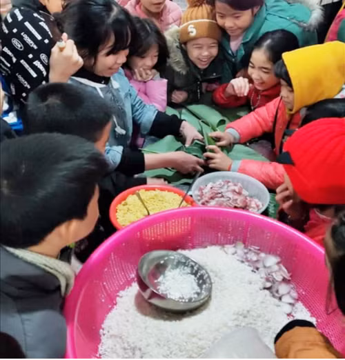 Các em trải nghiệm thực tế với các hoạt động gói bánh chưng đón Tết cổ truyền.