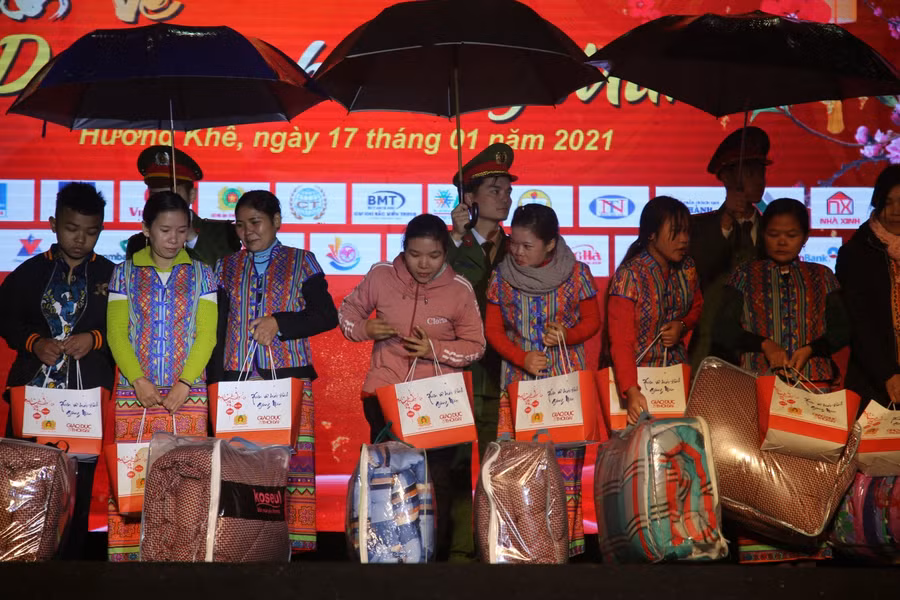 Đồng bào dân tộc Chứt phấn khởi nhận những chiếc chăn ấm từ các nhà hảo tâm.