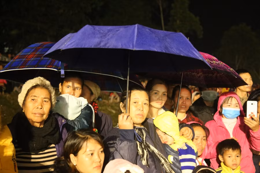 Người dân chăm chú dõi theo chương trình.