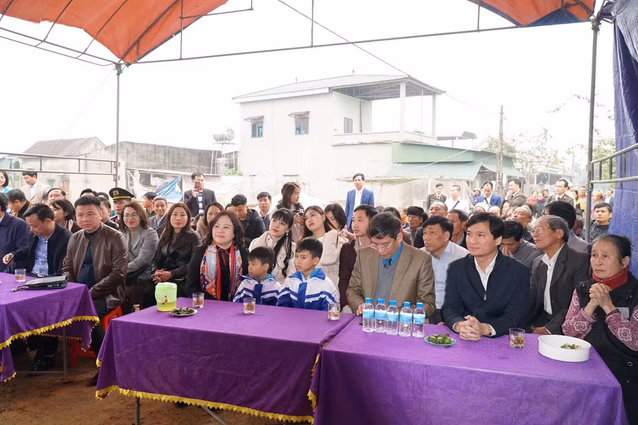 Đoàn công tác của Bộ GD&amp;ĐT, đại diện tỉnh Hà Tĩnh và đông đảo người dân đã có mặt tại lễ khởi công.