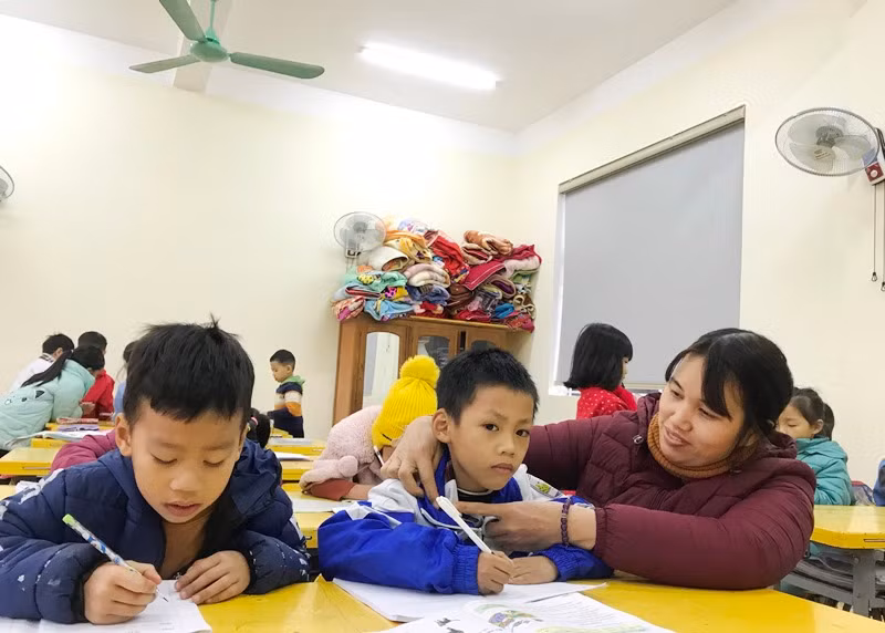 Giáo viên, học sinh tại trường tiểu học Hộ Độ (huyện Lộc Hà).