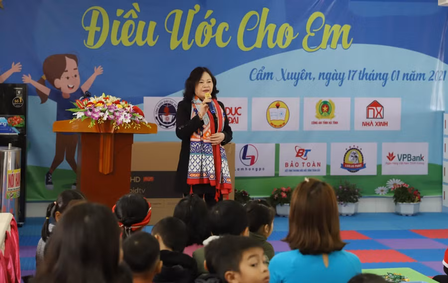 Thứ trưởng phát biểu tại buổi trao quà.