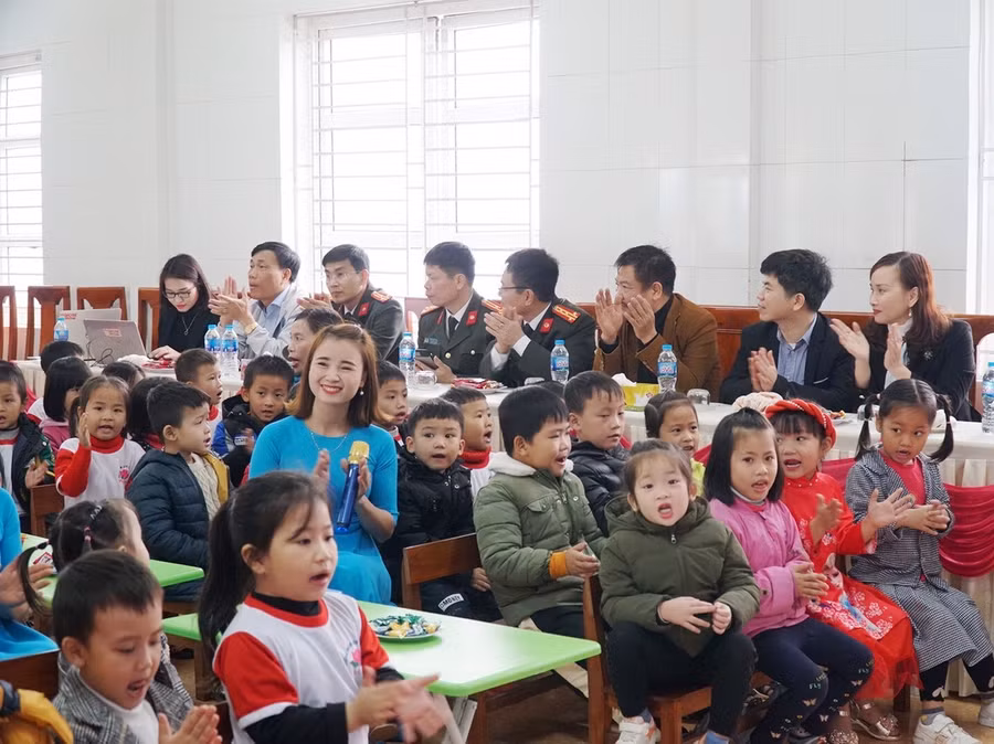 Các đại biểu chia vui cùng các cháu tại trường.