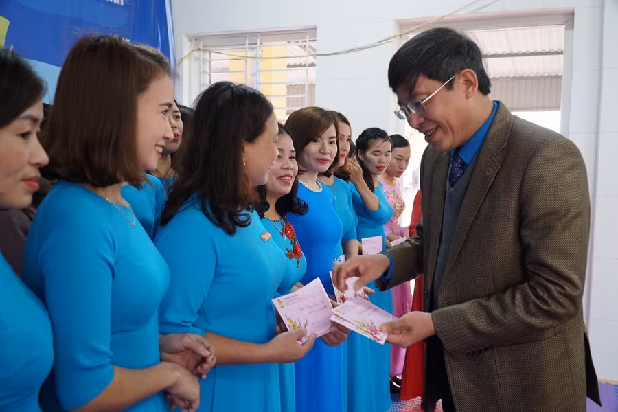 Ông Vũ Minh Đức, Chủ tịch Công đoàn Giáo dục Việt Nam tặng quà cho các cô tại trường.