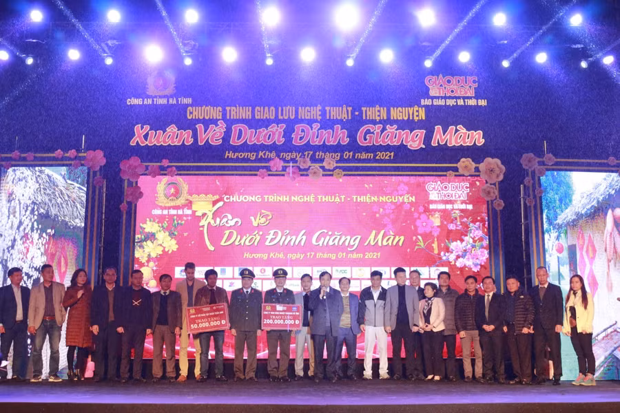 Kết nối những trái tim thiện nguyện, văn nghệ, tặng quà Tết… chương trình với những giá trị nhân văn để góp phần mang đến một mùa Xuân mới ấm áp và hạnh phúc hơn cho bà con nhân dân dưới chân núi Giăng Màn.