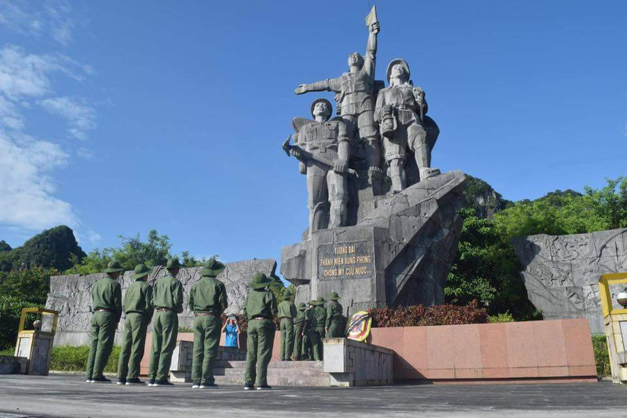 Các “chiến sĩ nhí” tham gia chương trình học kỳ trong quân đội được thăm và dâng hương tại tượng đài TNXP chống Mỹ cứu nước tại huyện Bố Trạch tỉnh Quảng Bình