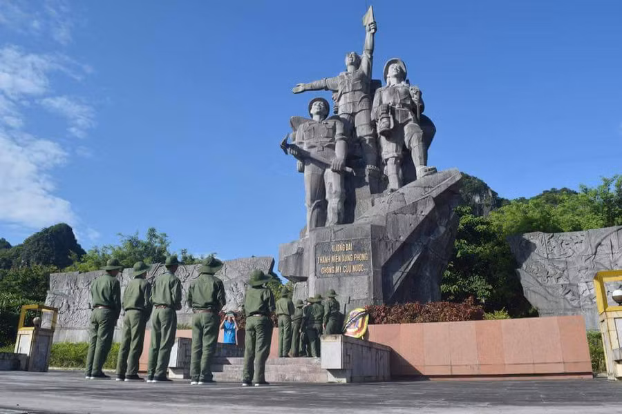 Các “chiến sĩ nhí” tham gia chương trình học kỳ trong quân đội được thăm và dâng hương tại tượng đài TNXP chống Mỹ cứu nước tại huyện Bố Trạch tỉnh Quảng Bình