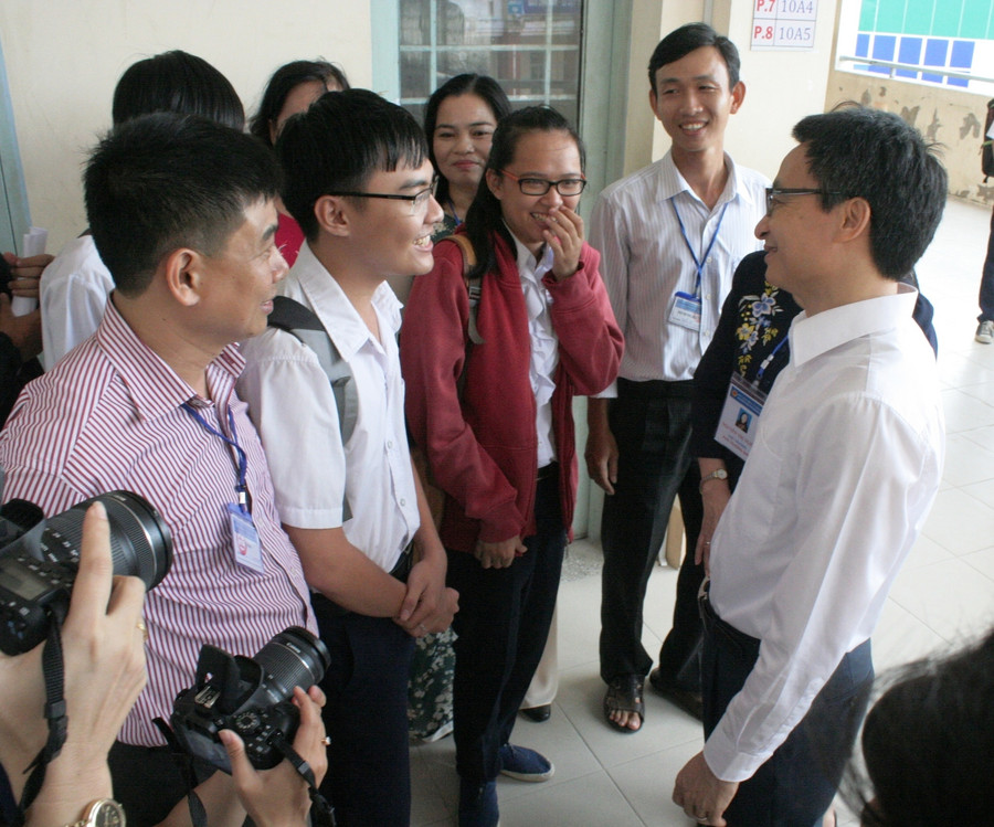 Phó Thủ tướng Vũ Đức Đam thăm hỏi, động viên thí sinh TP Cần Thơ trong Kỳ thi THPT quốc gia năm 2017. 