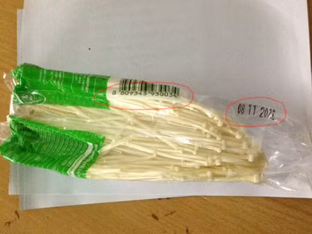 Ngoài quan sát cảm quan, người dân cần chú ý xem thông tin trên bao bì để biết nguồn gốc nấm